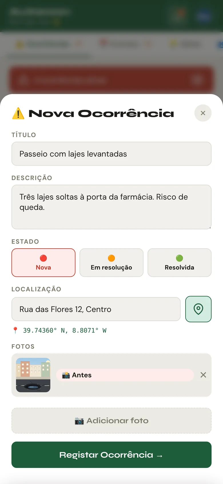 Formulário de nova ocorrência com título, descrição, estado, localização e uma foto marcada como antes